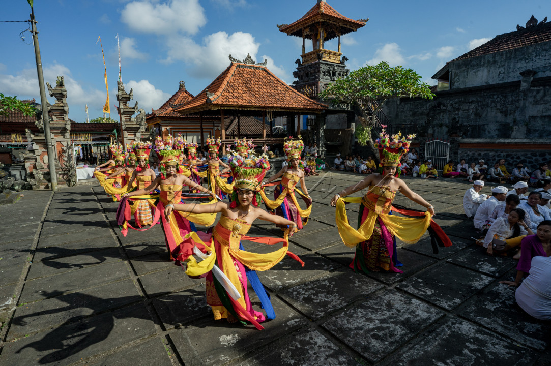 Penari Rejang banyak ditemui di Daerah Karangasem, terutama Saat Kuningan dan setelah Kuningan. Salah satunya di Banjar Tengah Bebandem. Tarian Rejang ini merupakan bagian dari Odalan Kuningan di Banjar Tengah Bebandem yang biasanya dilaksanakan 2minggu setelah Kuningan. Tarian yang ditarikan oleh para Gadis Desa ini sangat mempesona, dengan kamen yang berwarna warni menambah kecantikan Penarinya.