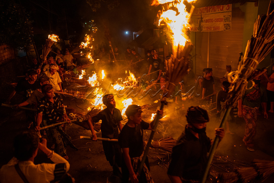 Tradisi Ngemumu merupakan Tradisi Unik dari Desa Mnggis Karangasem yang digelar sehari menjelang upacara Usaba Dalem di desa setempat.Tradisi Ngemumu juga berkaitan dengan pelaksanaan Nyepi Adat di Desa Manggis. Yaitu digelar setiap setahun sekali, pada Tilem Sasih Kedasa. Tujuannya sebagai nyomia bhuta atau mentralisasi unsur negatif, demi terciptanya kedamaian dan keseimbangan alam.<br />
Tradisi ini dilaksanakan oleh para Lelaki dari smua umur dan dimulai setelah gelap.