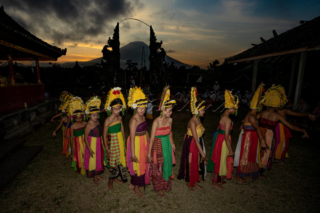 Rejang Tanah Aji merupakan Salah satu Rejang dengan Hiasan Natural yang dapat kita temukan saat Odalan Kuningan di daerah Karangasem. jIKA Cuaca Cerah, maka akan sangat beruntung menyaksikan Rejang menari dilatar belakangi Keindahan Matahari Tenggelam dibalik Megahnya Gunung Agung. Tarian ini dilakukan oleh Gadis Remaja yang berasal dari Banjhar setempat.