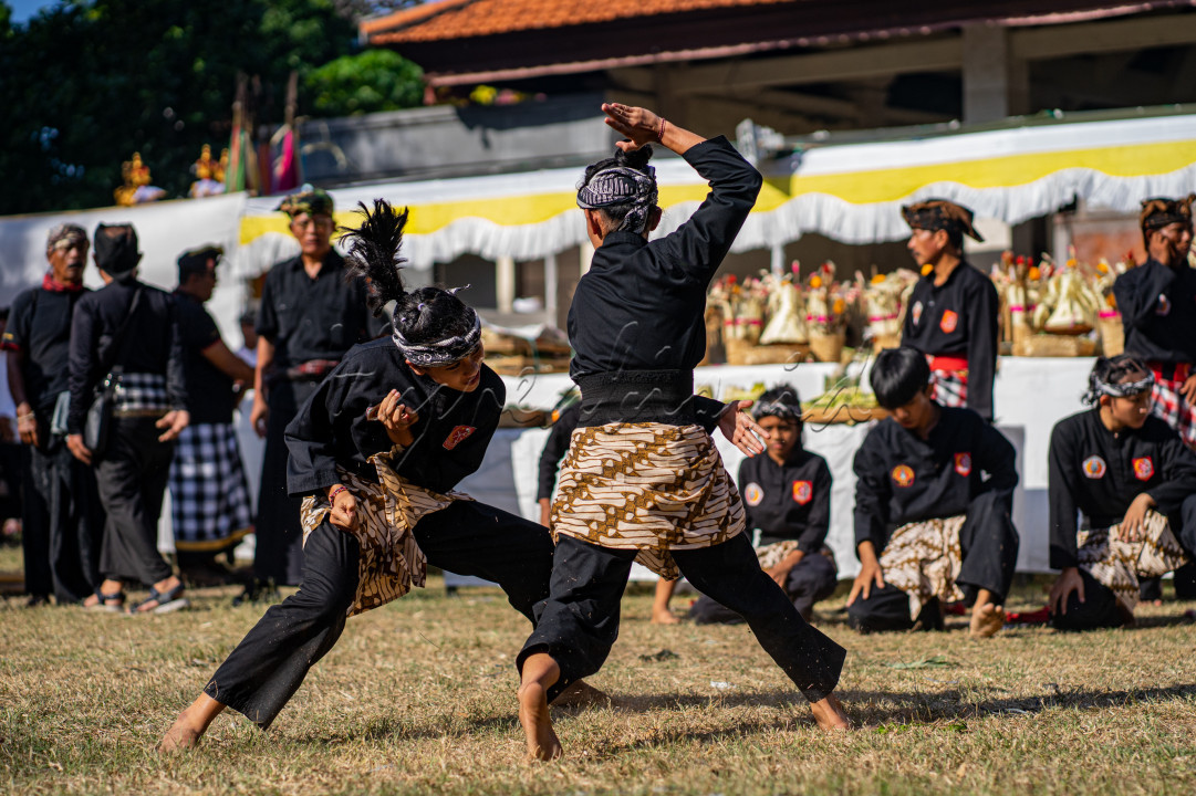 Penmpilan Seni Pencak silat saat Pelebon Raja Denpasar IX