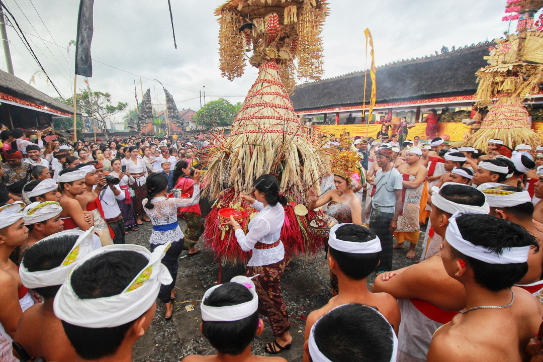 Ritual usaba sumbu yg dilaksanakan 1thn sekali&nbsp;<br />
di ikuti pemuda pemudi desa untuk mengitari tiang sumbu dan melaksanakan sembahyang.&nbsp;