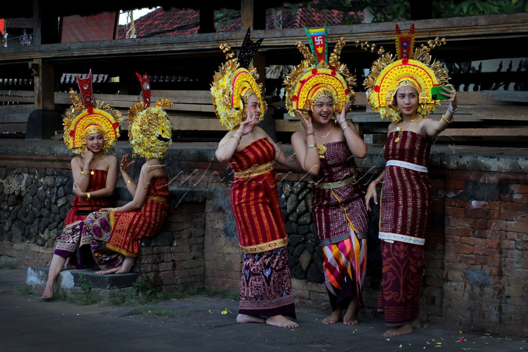 Beberapa penari rejang sedang asyik berselfie sebelum melaksanakan ritual keagamaan.
