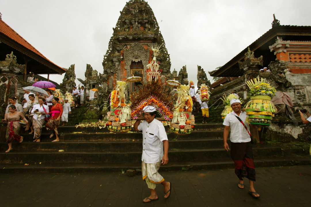 Tradisi banten tegenan di pura Desa Sebatu, Gianyar, Masyarakat berbondong-bondong ke pura dengan memikul banten. Bentuk banten yang indah-indah dan kreatifitas umat untuk menghaturkannya.&nbsp;