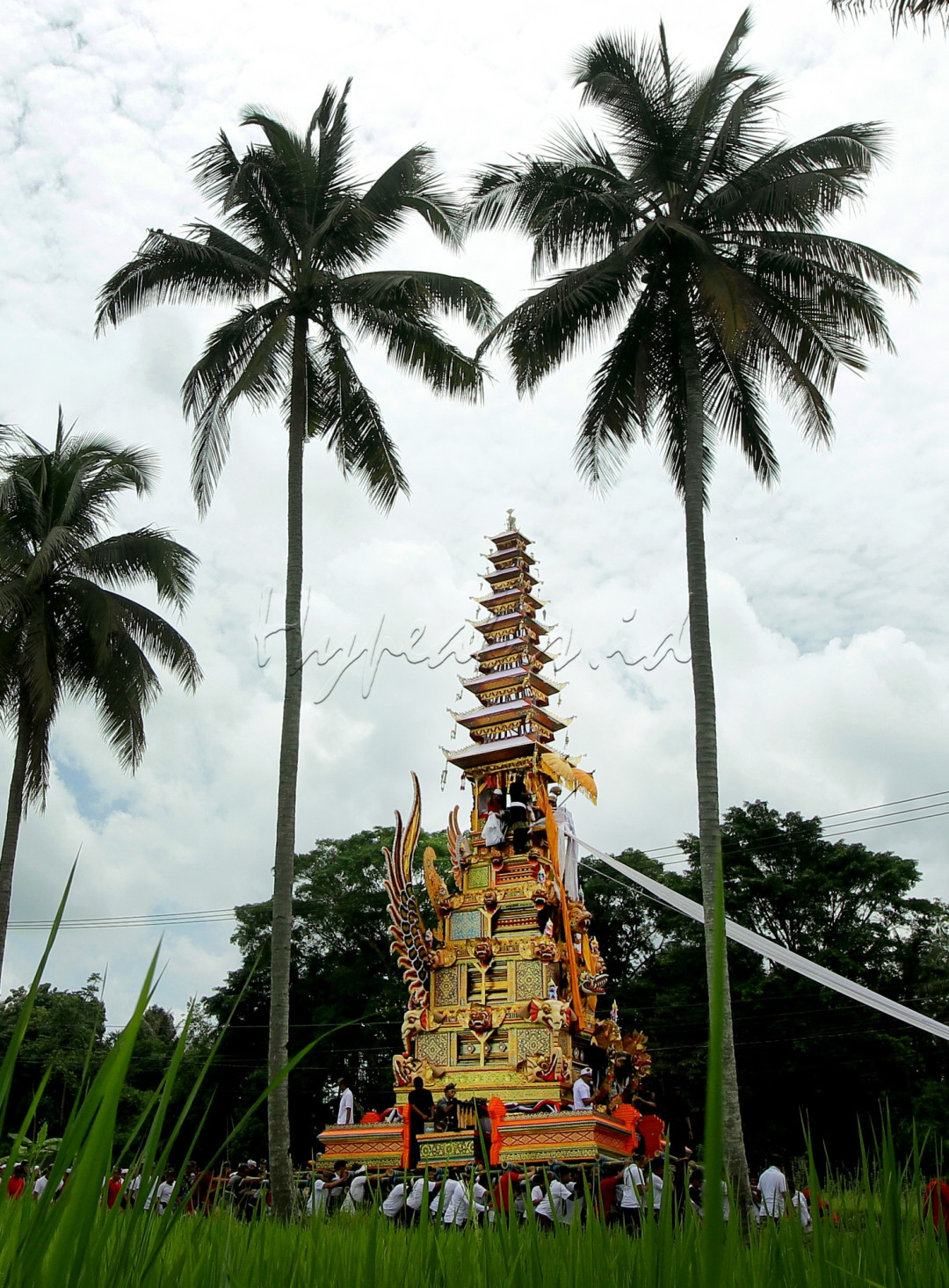 Upacara Ngaben merupakan&nbsp;upacara yang dilakukan untuk mengembalikan roh leluhur ke asalnya atau pengembalian unsur Panca Maha Bhuta kepada Tuhan/Ida Sang Hyang Widhi Wasa.&nbsp;