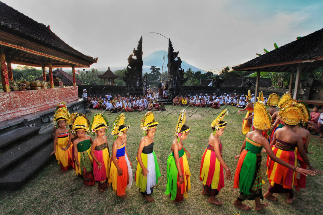 Tari Rejang&nbsp;adalah sebuah tarian kesenian rakyat/suku&nbsp;Bali&nbsp;yang ditampilkan secara khusus oleh anak anak remaja Gerak-gerik tari ini sangat sederhana namun progresif dan lincah. Biasanya pagelaran tari Rejang diselenggarakan di&nbsp;pura&nbsp;pada waktu berlangsungnya suatu upacara adat atau upacara keagamaan Hindu Dharma.&nbsp;