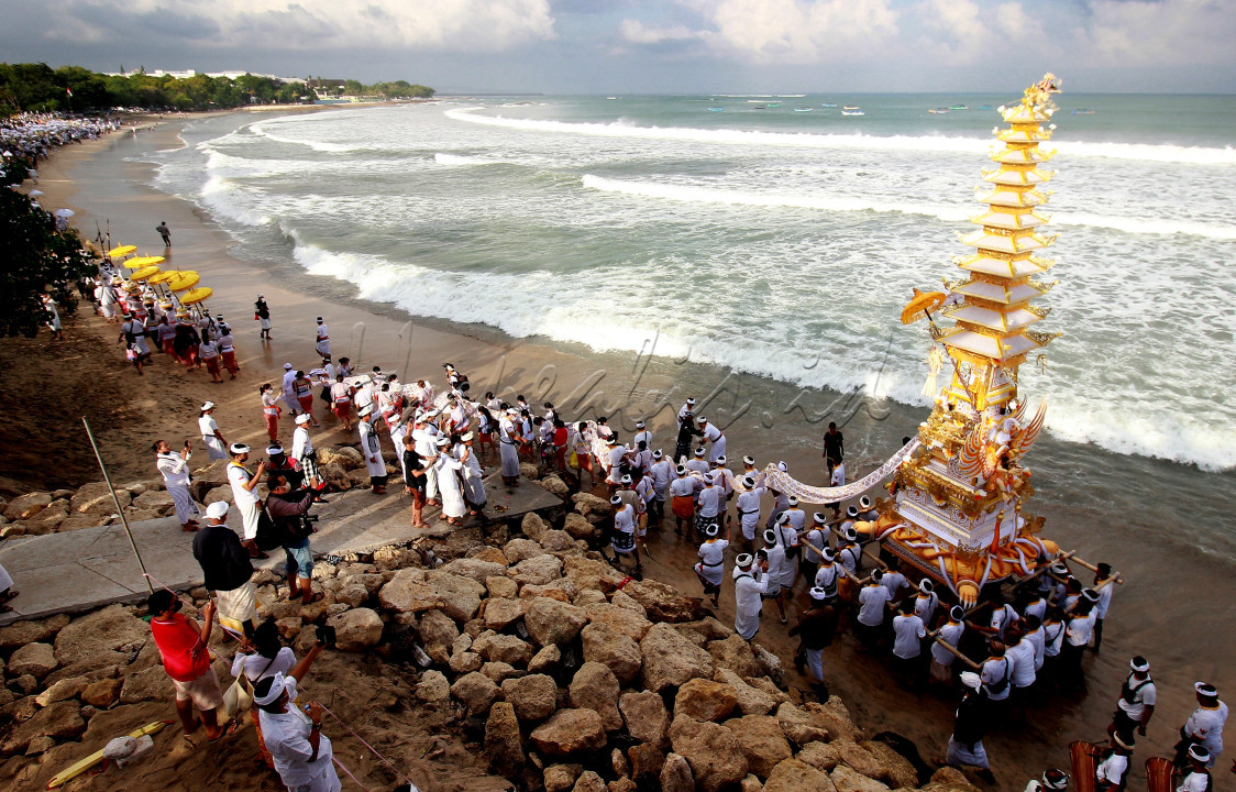 Mamukur adalah&nbsp;rangkaian acara setelah Ngaben yang dilakukan oleh Umat Hindu di Bali. Ada beberapa istilah yang mempunyai arti sama dengan mamukur yaitu: ngarorasin . Upacara mamukur / ngarorasin adalah upacara 12 hari setelah ngaben. Tujuannya adalah mengingatkan lagi kesucian roh orang yang telah di ngaben.&nbsp;