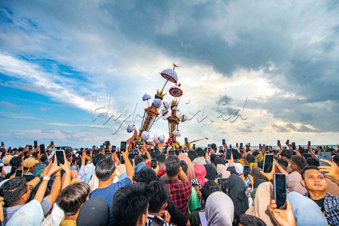 Hoyak Tabuik merupakan&nbsp;upacara peringatan kematian Hasan dalam pertempuran di Bukit Karbala. Setiap tanggal 10 Muharram, masyarakat Padang Pariaman memperingatinya dengan sangat megah. mereka membuat Tabuik yang berbentuk kepala manusia dan bertubuh burung Buraq.