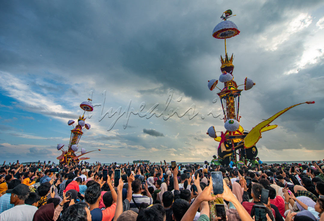 Hoyak Tabuik merupakan&nbsp;upacara peringatan kematian Hasan dalam pertempuran di Bukit Karbala. Setiap tanggal 10 Muharram, masyarakat Padang Pariaman memperingatinya dengan sangat megah. mereka membuat Tabuik yang berbentuk kepala manusia dan bertubuh burung Buraq.