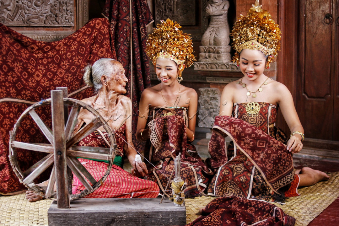 Kain tenun Gringsing adalah salah satu produk ekonomi kreatif khas&nbsp;Desa Wisata&nbsp;Tenganan Pegringsingan, Kabupaten Karangasem, Bali.&nbsp;<br />
penenun disana kebanyakan dikerjakan oleh ibu-ibu, dan sekarang generasi milenial harus bangkit menjadi penerus untuk tetap menjaga budayanya.&nbsp;