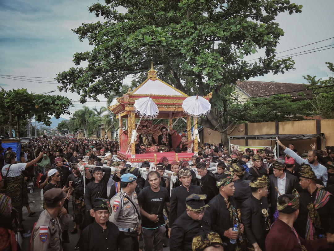 Tradisi nyongkolan suku sasak lombok ini merupakan acara adat dalam rangkaian proses perkawinan dengan tujuan untuk mempererat tali silaturahmi antara kedua belah pihak.&nbsp;<br />
sepasang pengantin di arak ramai ramai seperti seorang raja menuju tempat kediaman mempelai wanita dengan di tabuhi alat musik tradisional seperti gendang bleq menjadikan suasana semakin meriah.&nbsp;
