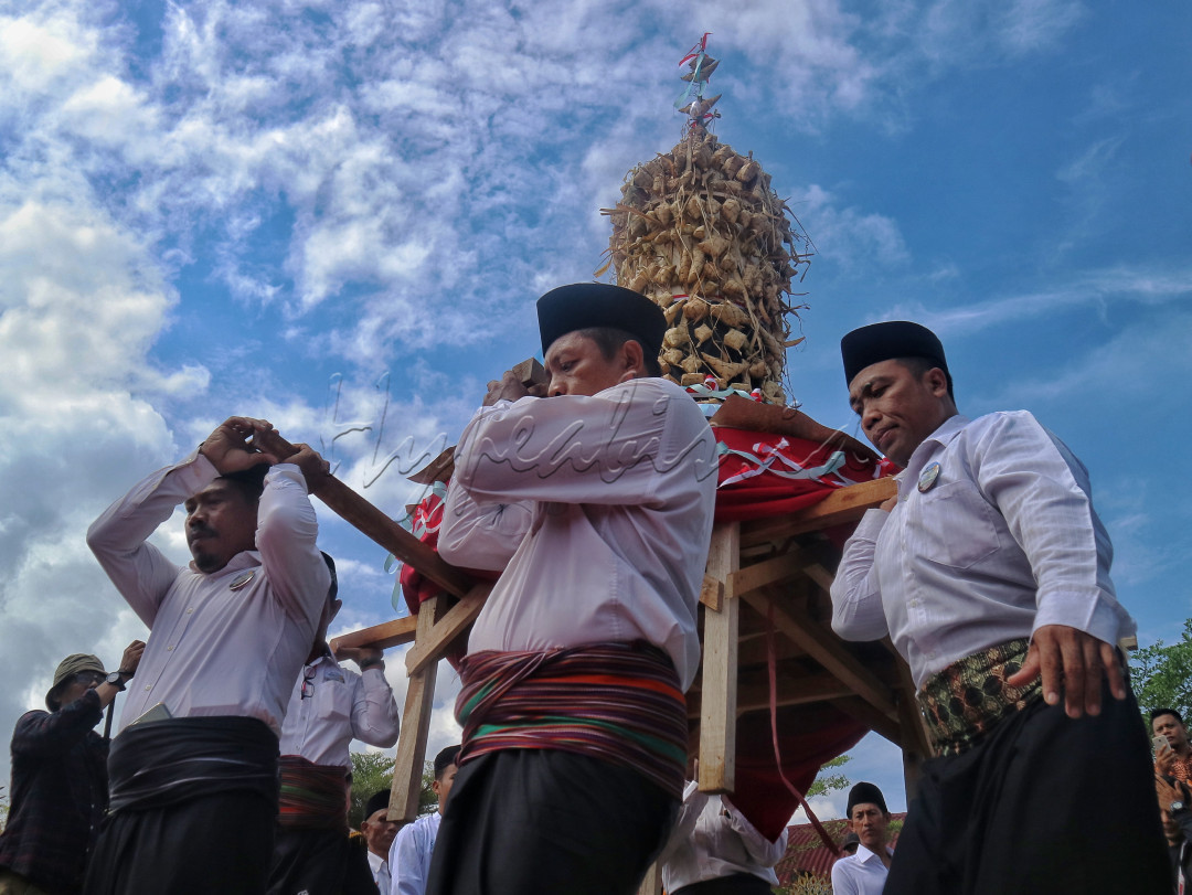 Lebaran ketupat merupakan tradisi suku sasak lombok yang di rayakan seminggu setelah lebaran idul fitri,dimana masyarakat membuat ketupat yang nantinya akan di arak menuju tempat berlangsungnya acara dan nantinya akan di perebutkan oleh masyarakat dengan tujuan untuk mendapatkan berkah setelah itu ketupat akan di makan&nbsp; bersama masyarakat yang ada dalam acara tsb.&nbsp;<br />
&nbsp;