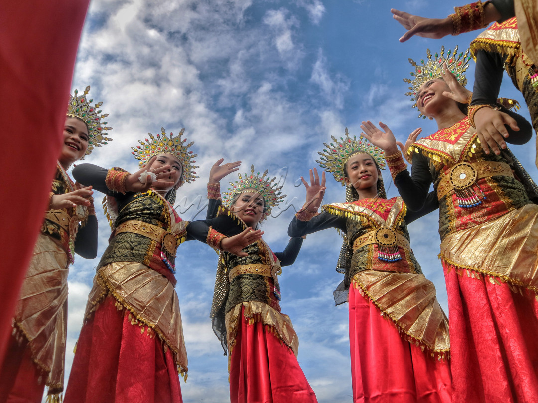 Sudah waktunya generasi muda untuk melestarikan budaya tari Indonesia agar tidak pudar di kemajuan zaman era globalisasi.&nbsp;