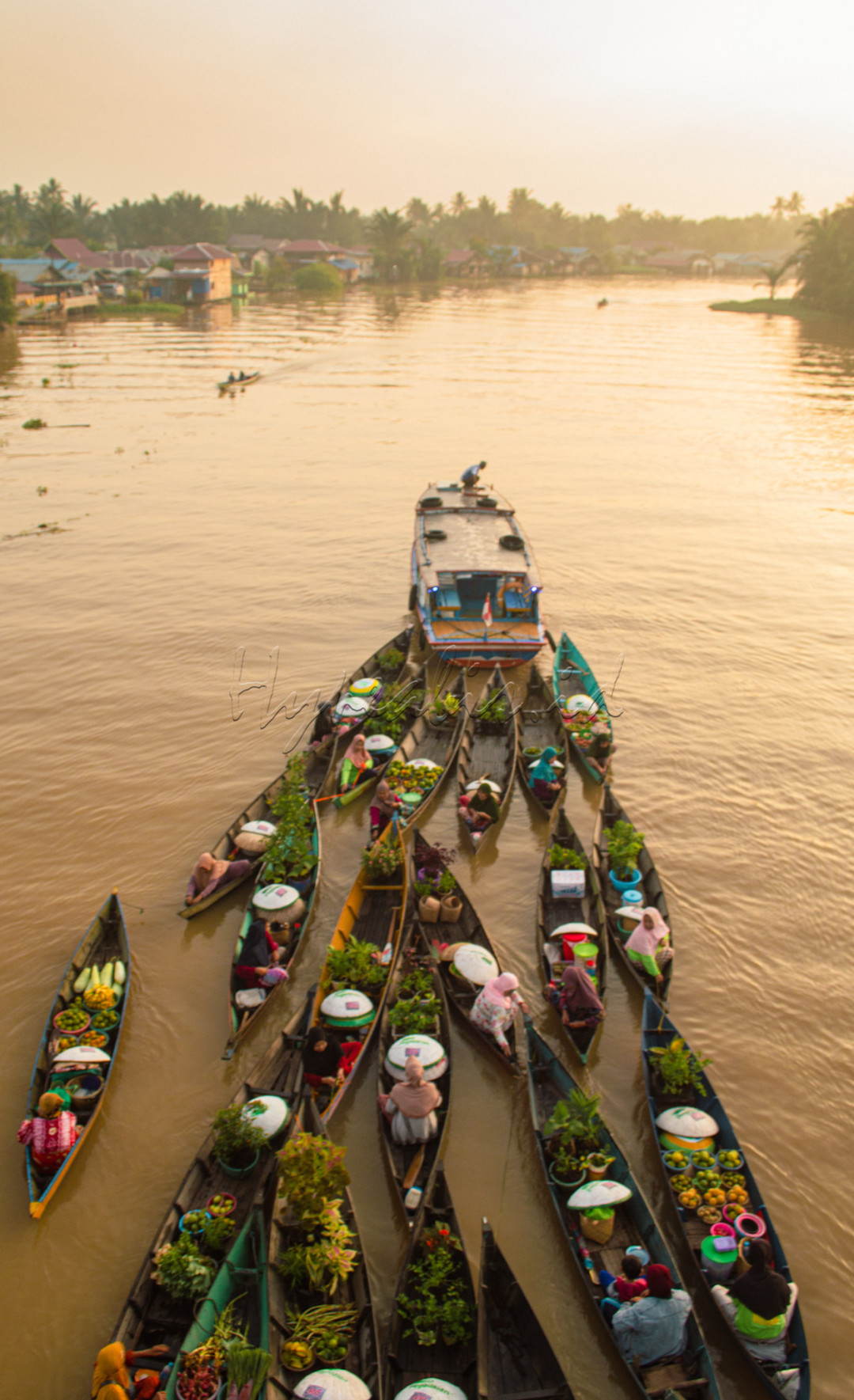 Jukung Barenteng adalah salah satu produk budaya sungai khas dari masyarakat Banjar di Kalimantan Selatan, berupa formasi unik yang terbentuk dari rangkaian beberapa jukung (sejenis perahu khas Suku Banjar) yang satu sama lain diikat seutas tali dan ditarik secara bersama-sama atau secara ber-rombongan oleh sebuah kelotok (perahu bermesin tempel) yang berukuran lebih besar.
