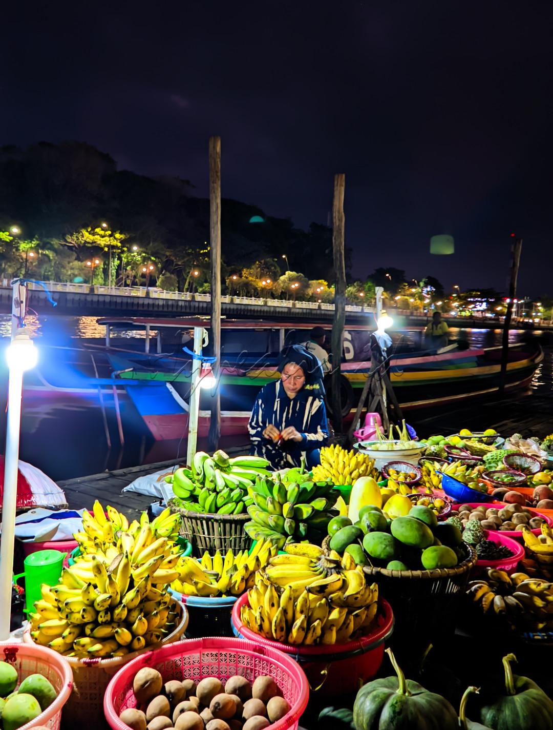 Pasar Terapung Siring Tendean berada di tengah kota Banjarmasin, biaasanya pasar ini adanya di akhir pekan.