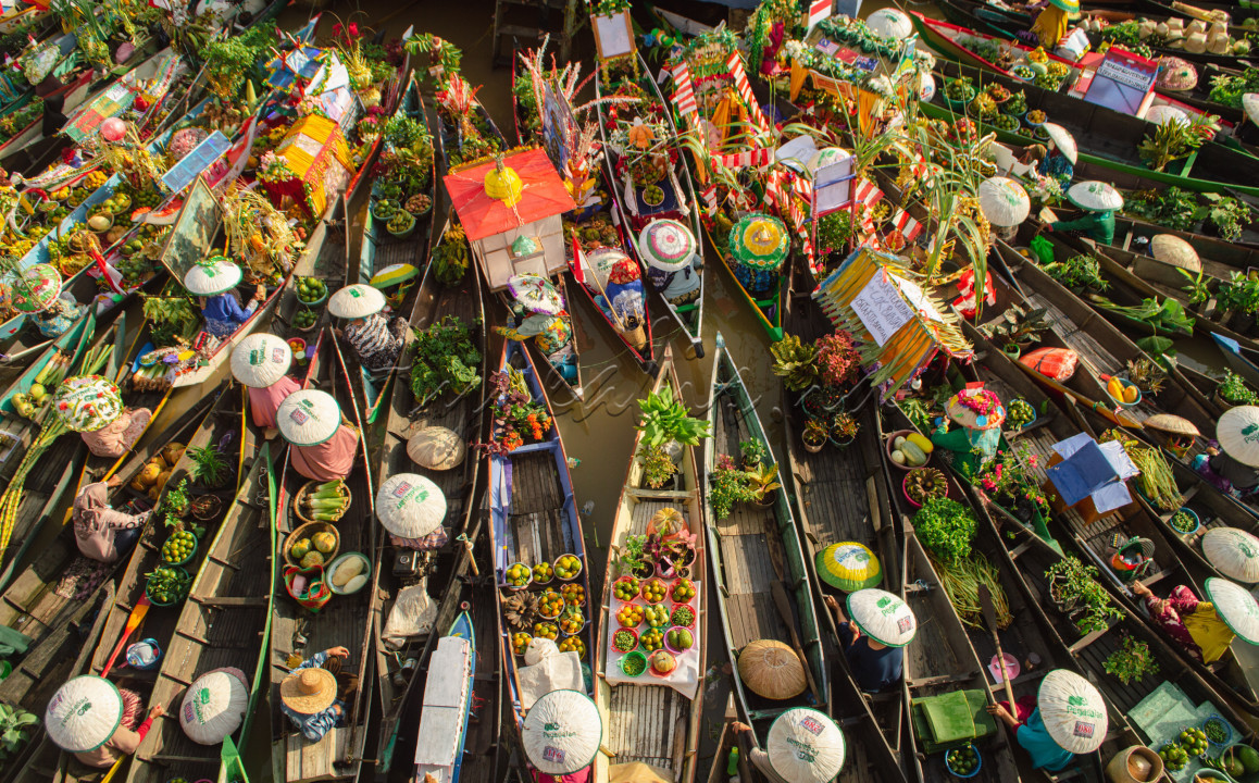 Warna-warni Pasar Terapung, ratusan jukung (perahu) memadati sungai Martapura, Kalimantan Selatan.&nbsp;