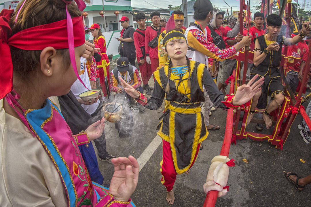 Aksi para Tatung muda dalam kondisi kerusupan atau setengah sadar di perayaan Festival Imlek dan Capgomeh yang diselenggarakan di Kota Singkawang , Kalimantan Barat pada tahun 2023.