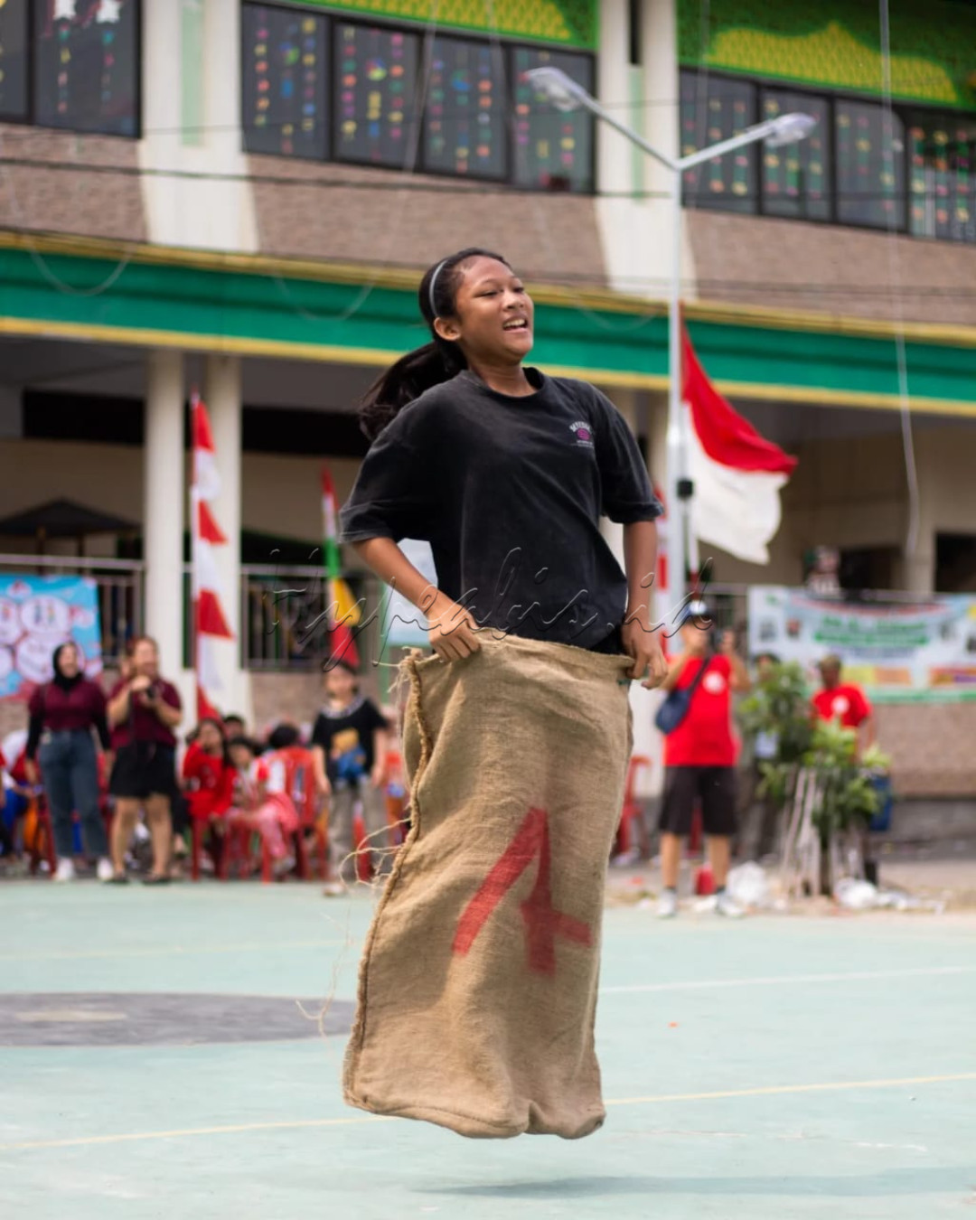 Perlombaan 17 Agustus bukan hanya sekadar ajang fisik, tetapi juga merupakan ekspresi dari semangat patriotisme, kebersamaan, dan semangat juang.<br />
<br />
Ada makna yang mendasari perlombaan 17 Agustus, seperti balap karung hingga tarik tambang yang sering dilakukan oleh masyarakat di Indonesia.<br />
<br />
Perlombaan ini juga tak lepas dari makna kemerdekaan Indonesia. Pesan yang ingin disampaikan adalah gotong royong untuk mencapai kemerdekaan atau mencapai tujuan bersama.