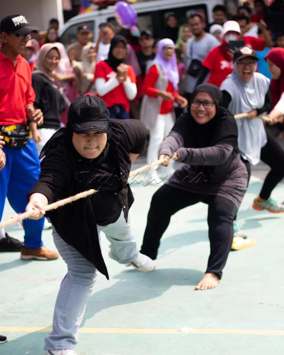 Perlombaan 17 Agustus bukan hanya sekadar ajang fisik, tetapi juga merupakan ekspresi dari semangat patriotisme, kebersamaan, dan semangat juang.<br />
<br />
Ada makna yang mendasari perlombaan 17 Agustus, seperti balap karung hingga tarik tambang yang sering dilakukan oleh masyarakat di Indonesia.<br />
<br />
Perlombaan ini juga tak lepas dari makna kemerdekaan Indonesia. Pesan yang ingin disampaikan adalah gotong royong untuk mencapai kemerdekaan atau mencapai tujuan bersama.