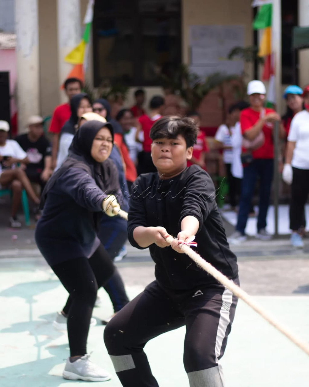 Perlombaan 17 Agustus bukan hanya sekadar ajang fisik, tetapi juga merupakan ekspresi dari semangat patriotisme, kebersamaan, dan semangat juang.<br />
<br />
Ada makna yang mendasari perlombaan 17 Agustus, seperti balap karung hingga tarik tambang yang sering dilakukan oleh masyarakat di Indonesia.<br />
<br />
Perlombaan ini juga tak lepas dari makna kemerdekaan Indonesia. Pesan yang ingin disampaikan adalah gotong royong untuk mencapai kemerdekaan atau mencapai tujuan bersama.
