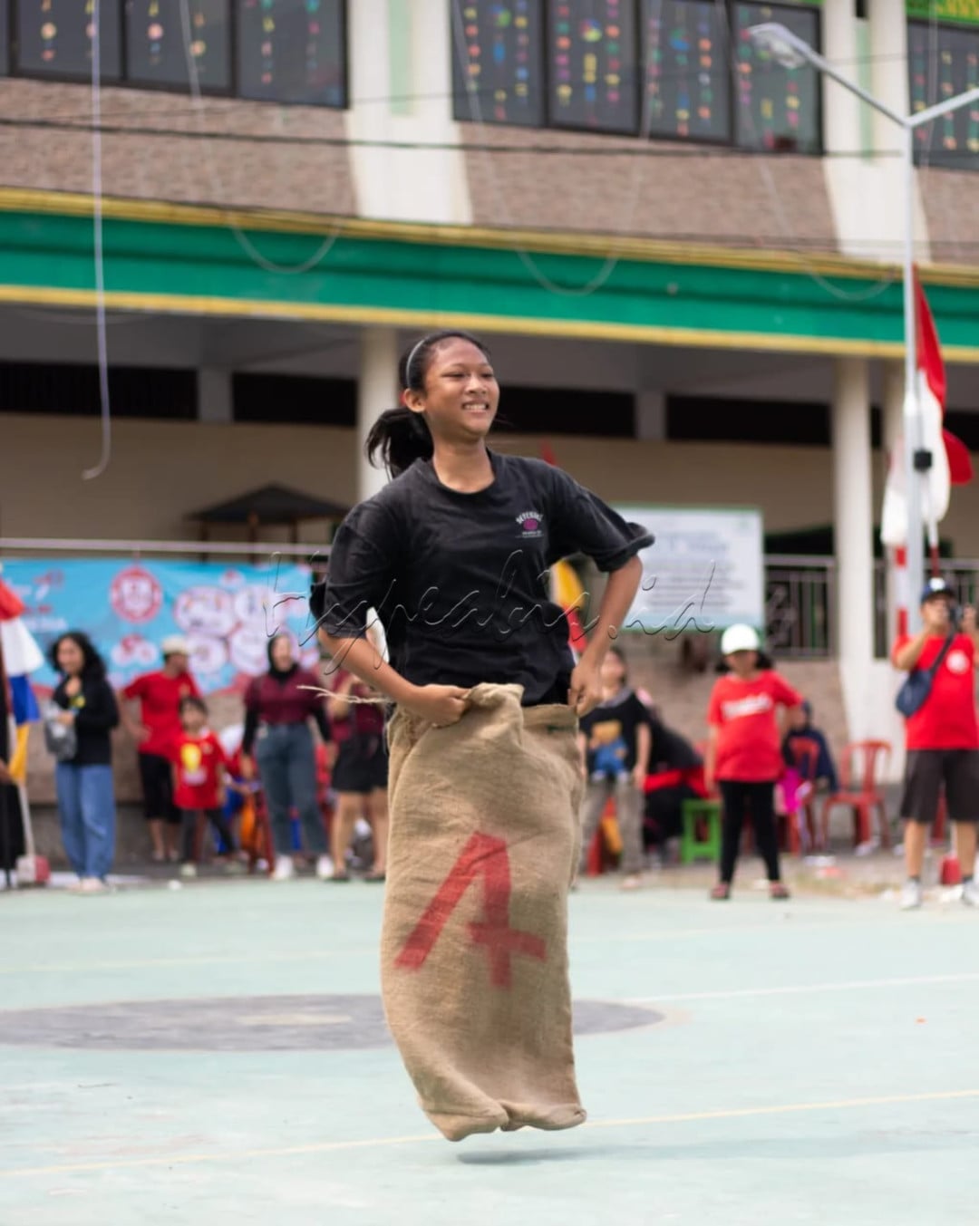 Perlombaan 17 Agustus bukan hanya sekadar ajang fisik, tetapi juga merupakan ekspresi dari semangat patriotisme, kebersamaan, dan semangat juang.<br />
<br />
Ada makna yang mendasari perlombaan 17 Agustus, seperti balap karung hingga tarik tambang yang sering dilakukan oleh masyarakat di Indonesia.<br />
<br />
Perlombaan ini juga tak lepas dari makna kemerdekaan Indonesia. Pesan yang ingin disampaikan adalah gotong royong untuk mencapai kemerdekaan atau mencapai tujuan bersama.