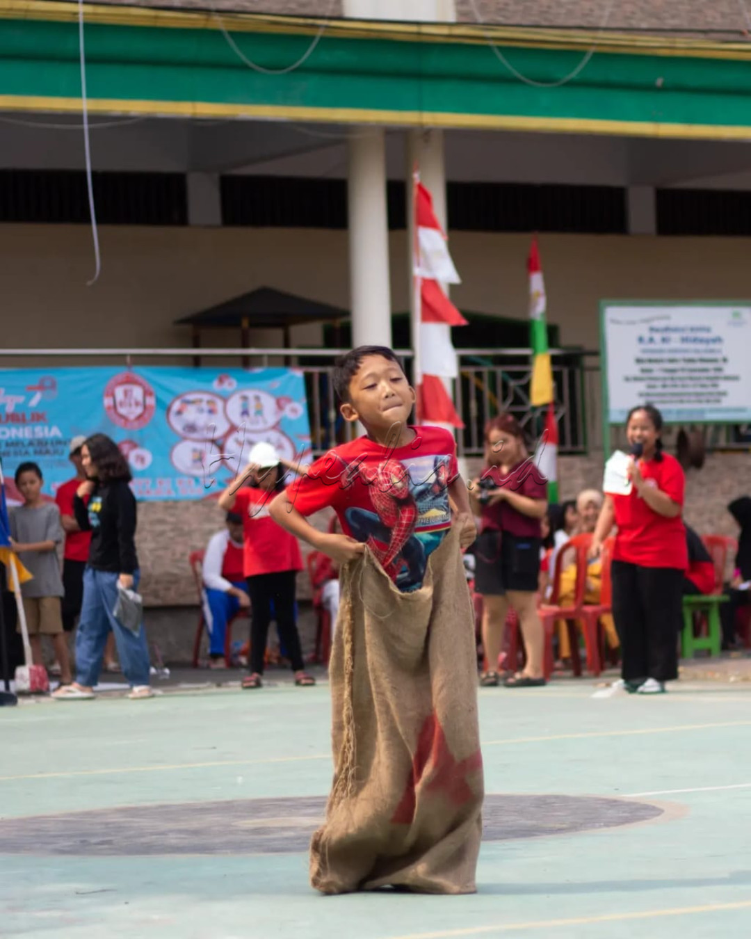 Perlombaan 17 Agustus bukan hanya sekadar ajang fisik, tetapi juga merupakan ekspresi dari semangat patriotisme, kebersamaan, dan semangat juang.<br />
<br />
Ada makna yang mendasari perlombaan 17 Agustus, seperti balap karung hingga tarik tambang yang sering dilakukan oleh masyarakat di Indonesia.<br />
<br />
Perlombaan ini juga tak lepas dari makna kemerdekaan Indonesia. Pesan yang ingin disampaikan adalah gotong royong untuk mencapai kemerdekaan atau mencapai tujuan bersama.