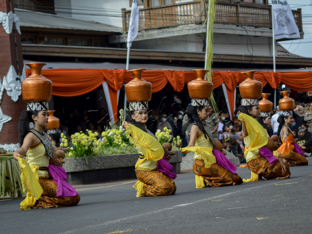 Sejarah terciptanya tari buyung kurang lebih pada tahun 1969 oleh istri dari pangeran djatikusuma yang merupakan sesepuh adat daerah Cigugur, Kuningan.
<div>&nbsp;</div>

<div>&nbsp;</div>

<div>Berawal dari kebiasaan wanita Cigugur dalam mengambil air disungai untuk kebutuhannya dengan menggunakan alat tradisional yang disebut Buyung. Kemudian terfikirkan oleh istri dari sesepuh adat pangeran djatikusuma untuk melestarikan kebiasaan tersebut dengan mengekspresikannya ke dalam gerakan-gerakan tarian yang menggambarkan kebiasaan wanita Cigugur tersebut.&nbsp;</div>

<div>Tarian tersebut pertama kali diperkenalkan pada tahun 1970an dalam sebuah pagelaran, tari buyung sampai sekarang menjadi bagian dari susunan acara adat serentaun di Cigugur yang merupakan tarian utama dalam acara adat tersebut dan hingga kini juga Tari Buyung menjadi salah satu daya tarik masyarakat lokal maupun para wisatawan yang berkunjung ke dalam Negeri khususnya daerah Kuningan, Jawa Barat.</div>