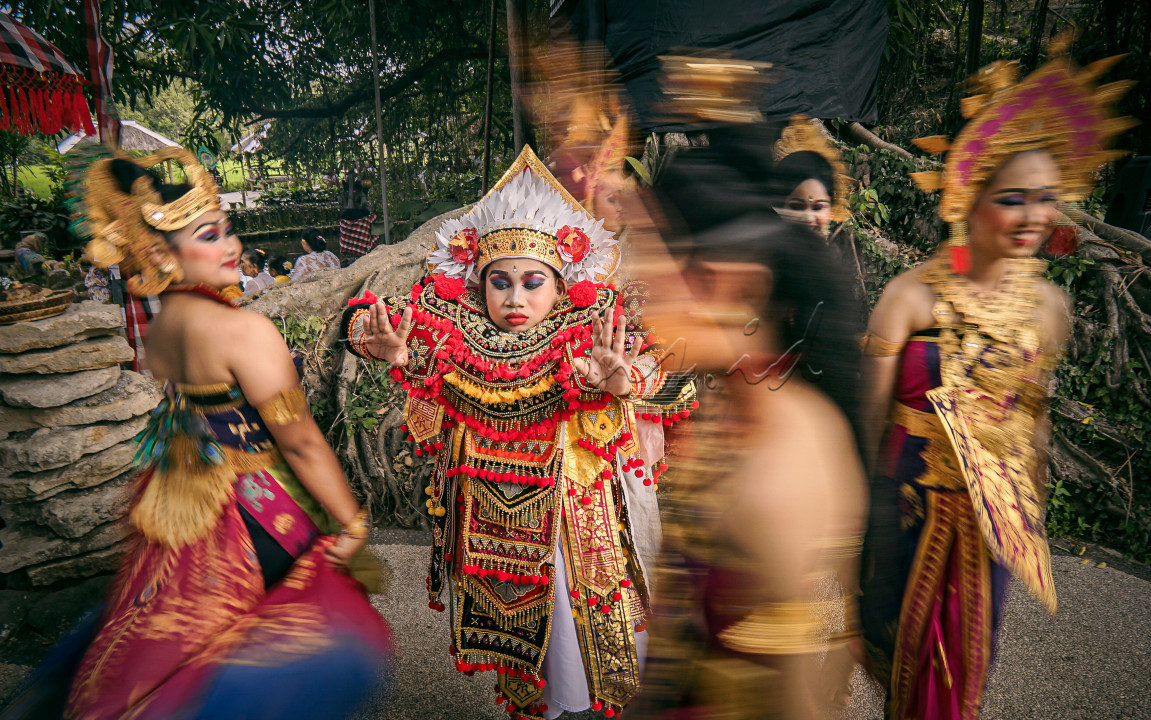 Tari Baris adalah sebuah jenis tari-tarian perang tradisional dari Bali,Tari baris tunggal mengisahkan seorang pemuda yang gagah berani dan memiliki sifat keprajuritan dan kepahlawanan. Tarian ini juga menggambarkan kematangan jiwa.