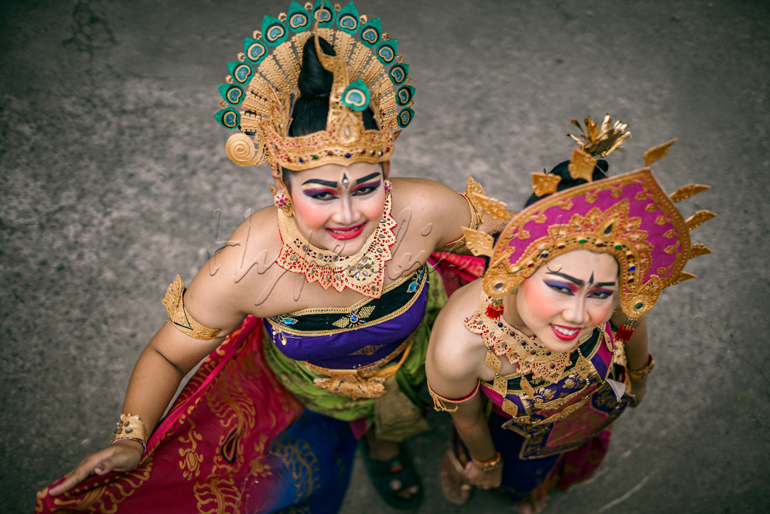 Indonesia dengan keberagaman suku dan budayanya tentu memiliki banyak tradisi atau upacara yang masih dipegang teguh hingga saat ini. Salah satunya umat Hindu.Kalau umumnya kita mengenal perayaan, hari raya Nyepi. Umat Hindu juga memiliki banyak hari raya besar dalam kalender keagamaannya. Salah satunya adalah upacara piodalan (odalan) atau yang disebut juga sebagai pujawali, petoyan atau petirtaan. Upacara Odalan atau Piodalan merupakan upacara peringatan hari lahirnya sebuah tempat suci umat Hindu yaitu Pura.Di upacara odalan juga di tampilkan kesenian tarian untuk menghibur para masyarakat di acara tersebut.