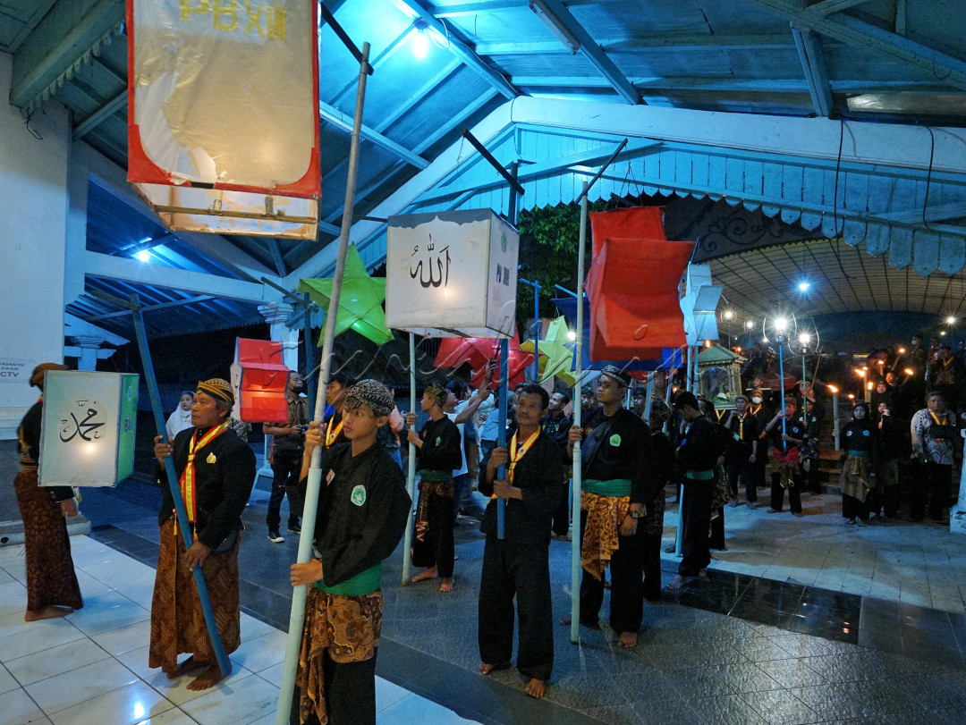 Tradisi unik keraton surakarta dalam menyambut datangnya malam lailatur qadar adalah dengan melakukan kirab malam selikuran.&nbsp;