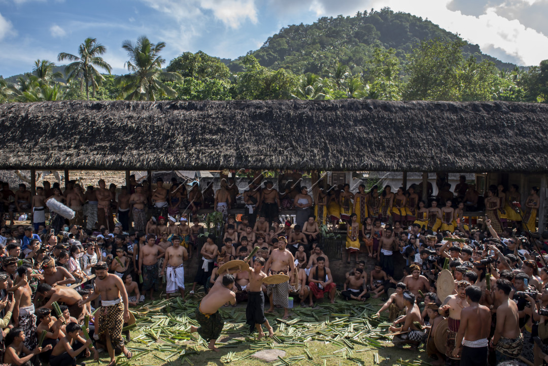 Perang pandan atau Mekare-kare merupakan salah satunya. Tradisi ini merupakan sebuah budaya leluhur yang berusaha dijaga secara turun temurun oleh masyarakat Bali yang tinggal di Desa Adat Tenganan Pegringsingan. Karangasem Bali<br />
&nbsp;