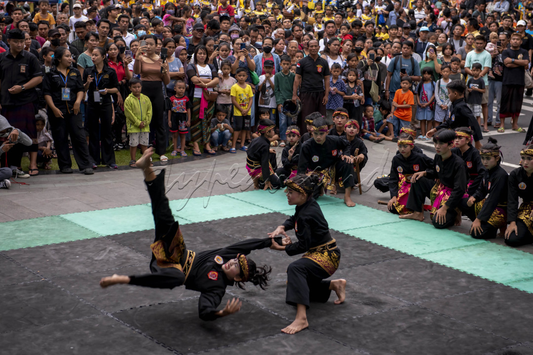 Semangat Anak-anak padepokan di Kota Denpasar mengikuti pagelaran pencak silat yang diadakan di Dharma Negara Alaya Kota Denpasar yang membangkitkan bela diri tradisional dan menjadikan sebuah cerminan untuk anak-anak muda Kota Denpasar dan Indonesia untuk tetap menjaga warisan leluhur