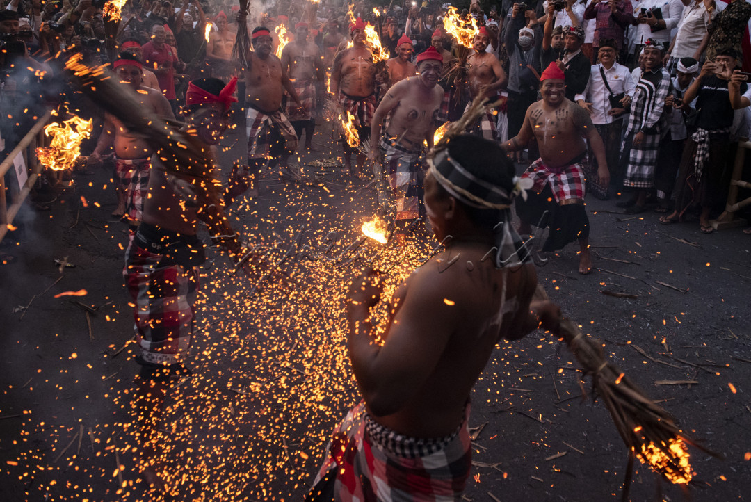 Bali memang penuh dengan tradisi unik. Keunikan tradisi adat dan budaya inilah yang mendongkrak wisatawan macanegara berbondong-bondong datang datang ke Bali selain keindahan alamnya yang memikat. Desa Adat Duda, Kecamatan Selat, Karangasem salah satu Desa terpencil yang memiliki tradisi unik dan magis. memiliki sejumlah tradisi unik yang masih dilangsungkan hingga saat ini. Salah satunya, tradisi siat api (perang api). Digelar satu tahun sekali dalam rangkaian upacara Usaba Dalem Desa Adat Duda.