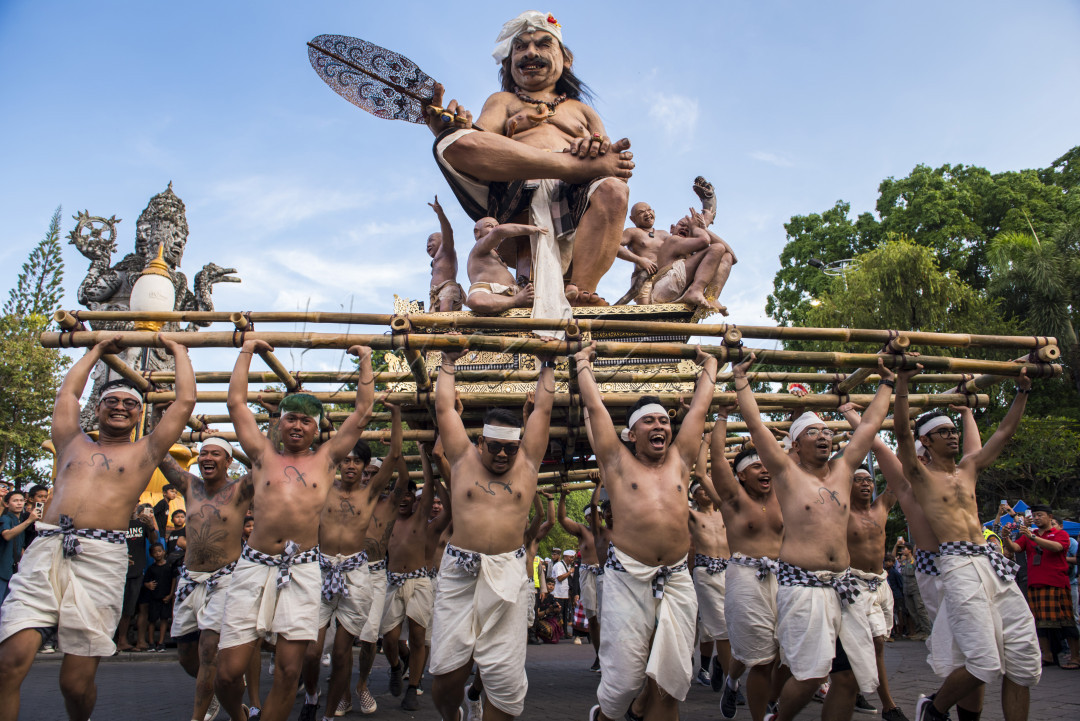 Antusias pemuda di Kota Denpasar mengarak ogoh-ogoh di alun-alun Puputan Badung memperingati Hari Raya Nyepi Tahun Baru Caka 1945<br />
&nbsp;