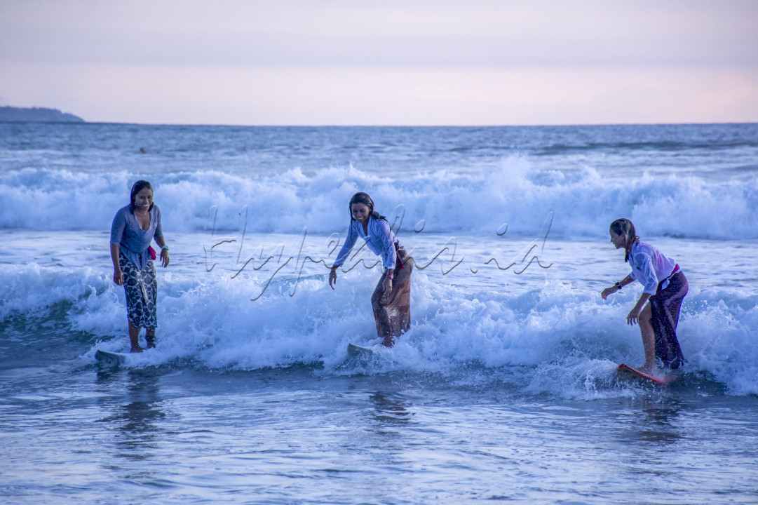 Sejumlah peselancar perempuan yang mengenakan busana kebaya beratraksi selancar di Pantai Kuta,Kegiatan tersebut diselenggarakan untuk menyambut peringatan Hari Kartini sekaligus mengenalkan busana kebaya khususnya kepada wisatawan mancanegara.<br />
&nbsp;