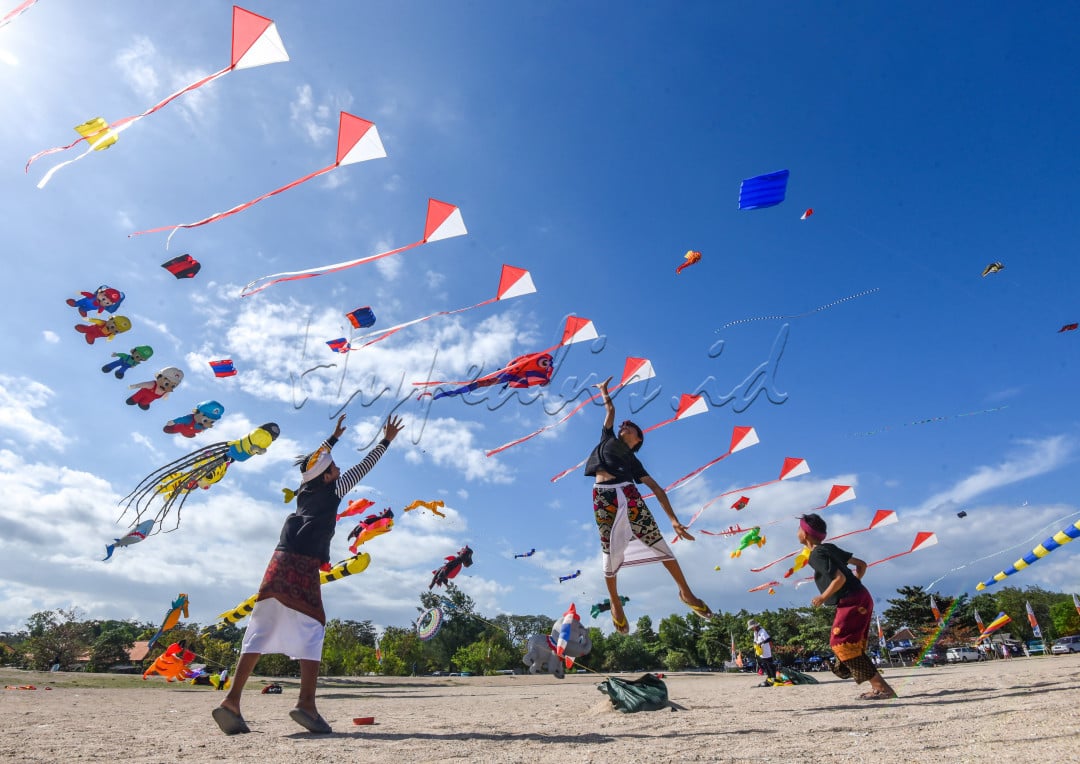 Peserta menerbangkan layang-layang kreasi saat mengikuti Sanur International Kite Festival 2023 di Pantai Mertasari sanur Bali, Acara ini di laksanakan setiap satu tahun sekali, dan diharapkan dapat menjadi daya tarik wisatawan mancanegara maupun lokal.