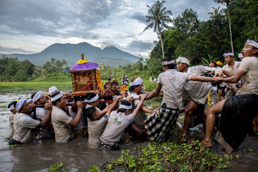 Tradisi Jempane Meyab adalah tradisi Agraris dimana Ida yang berstanakan sebuah Jempane yang diusung oleh pengempon Pura dan masyarakat sekitar mulai dari orang dewasa sampai anak kecil yang notabene adalah laki laki. Beliau melakukan ritual atau tradisi mengelilingi (mececingak) wewidangan Desa setempat dengan tujuan untuk memberi penganugrahan kesuburan dan kesejahteraan bagi wewidangan dan masyarakat Desa, masyarakatpun meyakini bahwa sawah atau ladang yang dilewati oleh iring iringan Jempane tersebut tanaman atau pertanian masyarakat akan tumbuh subur dengan hasil yang melimpah