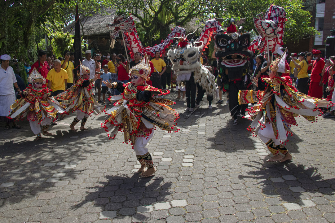 Hari Raya Imlek Merupakan Hari Raya Bagi Umat Agama Konghucu, Moment Imlek merupakan moment yang sangat ditunggu-tunggu bagi warga etnis tiong Hoa setiap tahunnya. Khususnya di Kota Denpasar perayaan Tahun Baru Imlek biasanya diiringi denga atraksi barongsai, liong dan juga diiringi oleh tarian bali.