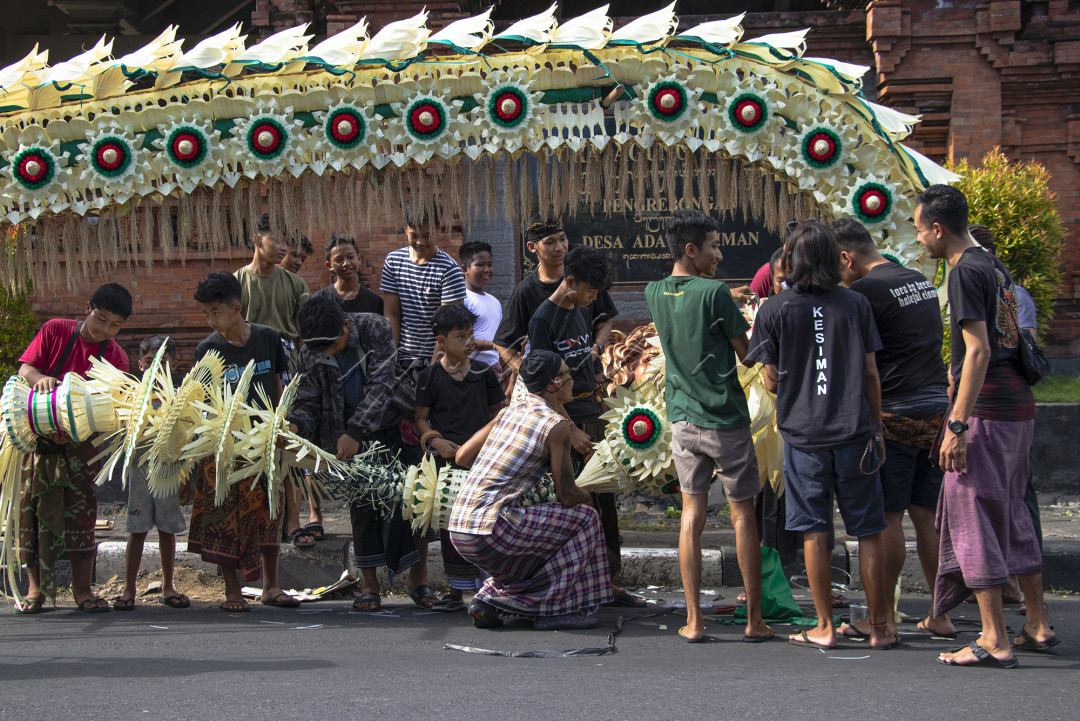 Penjor&nbsp;merupakan simbol dari Naga Basuki yang artinya kesejahteraan dan kemakmuran. Bagi umat&nbsp;Hindu di Bali&nbsp;penjor merupakan simbol&nbsp;gunung&nbsp;yang dianggap suci. Penjor seyogya dipasang tepat pada hari penampahan galungan, setelah jam 12 siang. Hal ini bermakna ketika hari raya penampahan galungan kita sebagai manusia berperang melawan pikiran yang kotor, berperang melawan sifat negatif, dan sifat ego. Setelah berhasil memenangkan perperangan melawan pikiran serta sifat-sifat tersebut maka sebagai pertanda kemenangan dipasanglah penjor sebagai simbol "kemenangan".<br />
&nbsp;