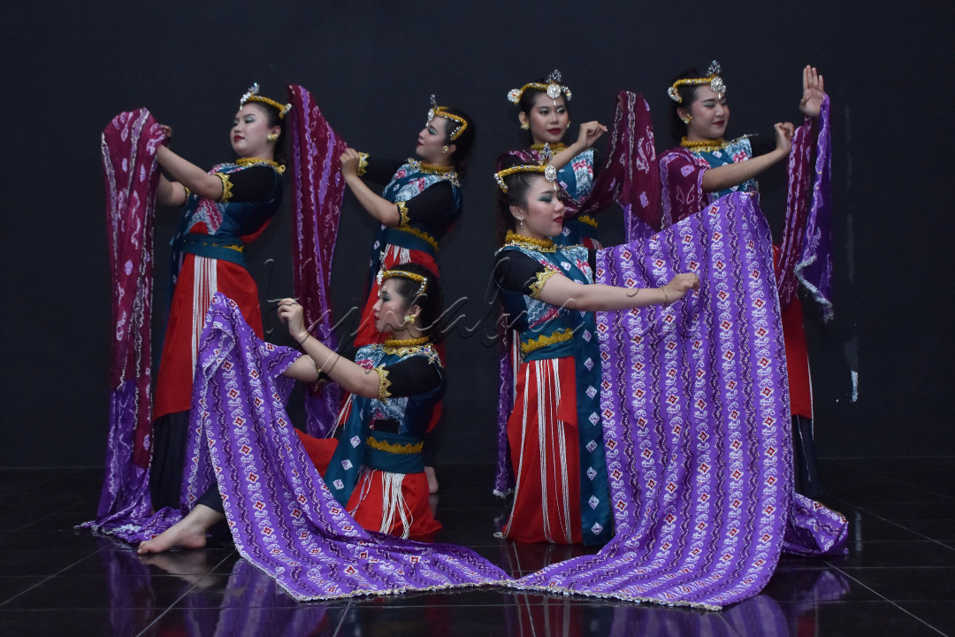 Tari menyirang kain