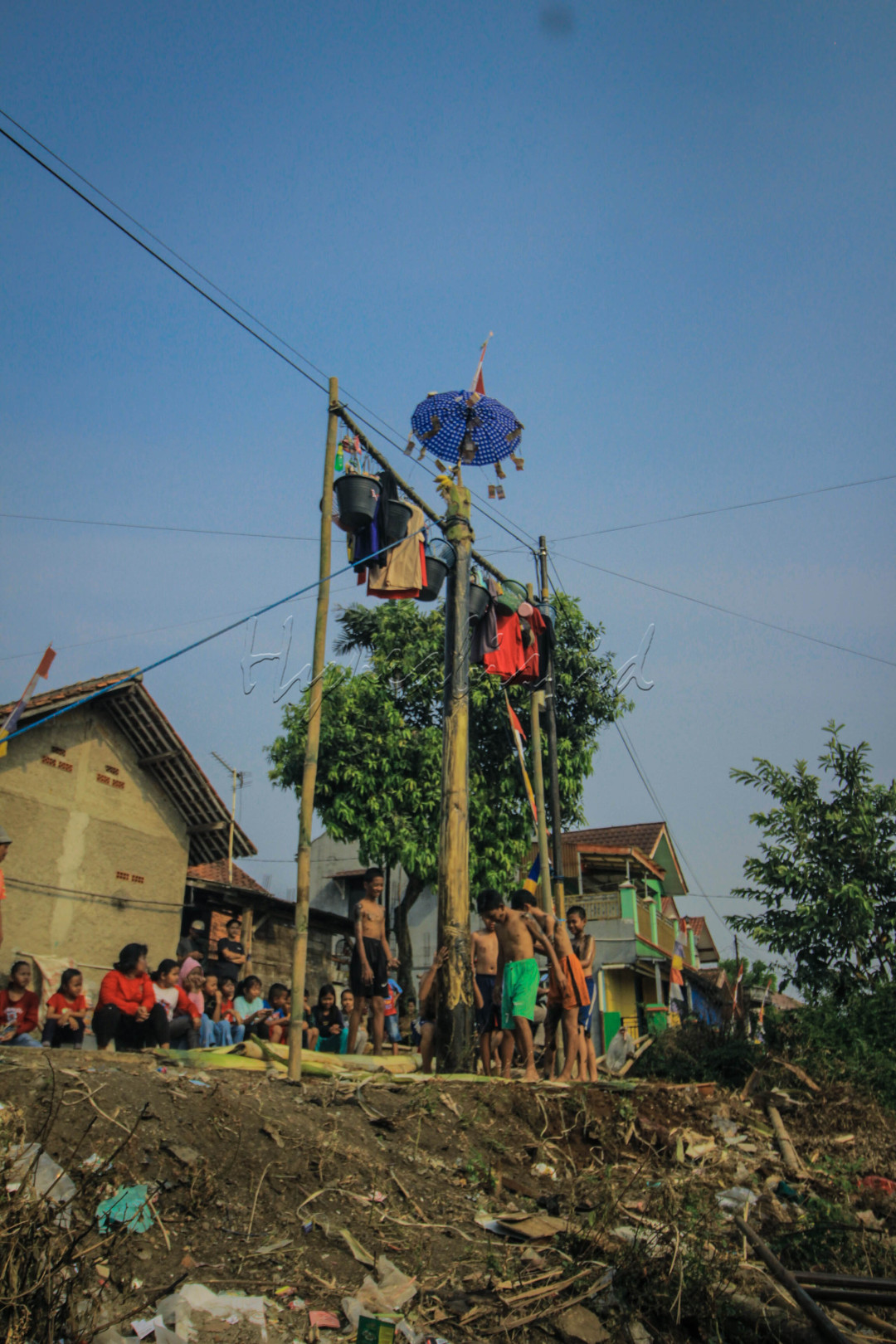 Panjat Pinang merupakan salah satu lomba dalam memeriahkan HUT RI ke78 yang memiliki filosofi tentang gotong royong dan kerja keras dalam meraih kesuksesan.<br />
<br />
https://www.instagram.com/p/CwqEEa2S3Y3/?utm_source=ig_web_copy_link&amp;igshid=MzRlODBiNWFlZA==