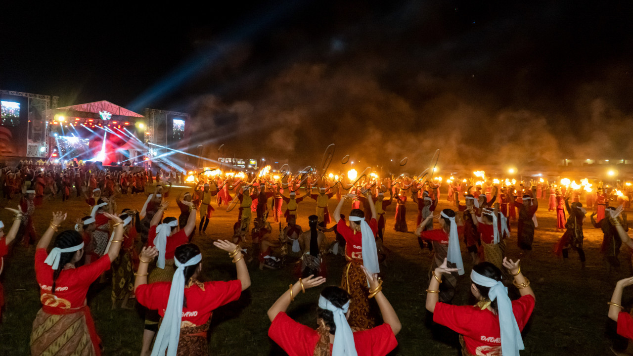 Performance 600 Lebih Penari Lokal Kalimantan Tengah