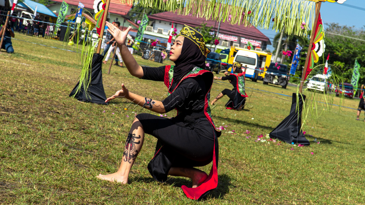 Lawang Sekepeng adalah atraksi silat dari suku Dayak provinsi Kalimantan Tengah. Lawang artinya pintu atau gapura dan sakepeng berarti satu keping. Lawang sakepeng sering diperagakan pada upacara adat baik untuk menyambut tamu maupun acara perkawinan