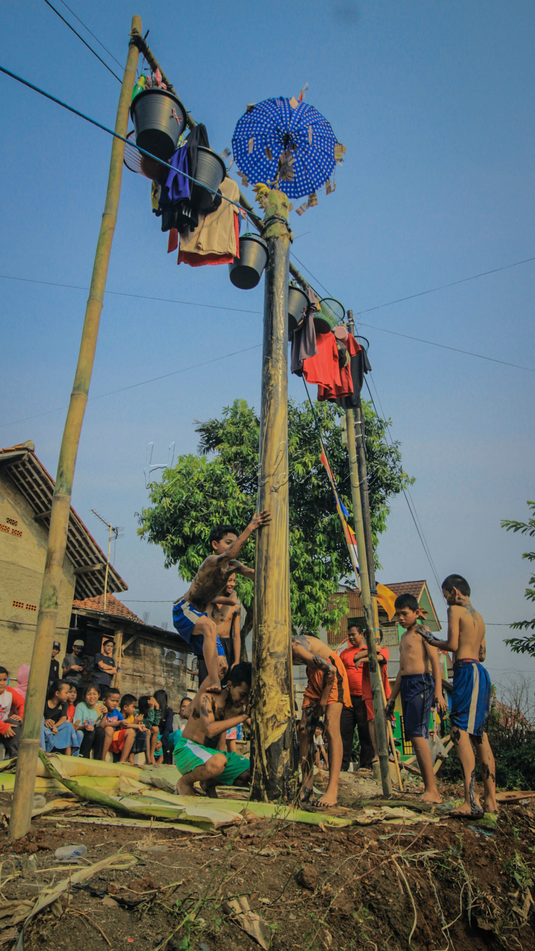 Panjat Pinang merupakan salah satu lomba dalam memeriahkan HUT RI ke78 yang memiliki filosofi tentang gotong royong dan kerja keras dalam meraih kesuksesan.<br />
&nbsp;