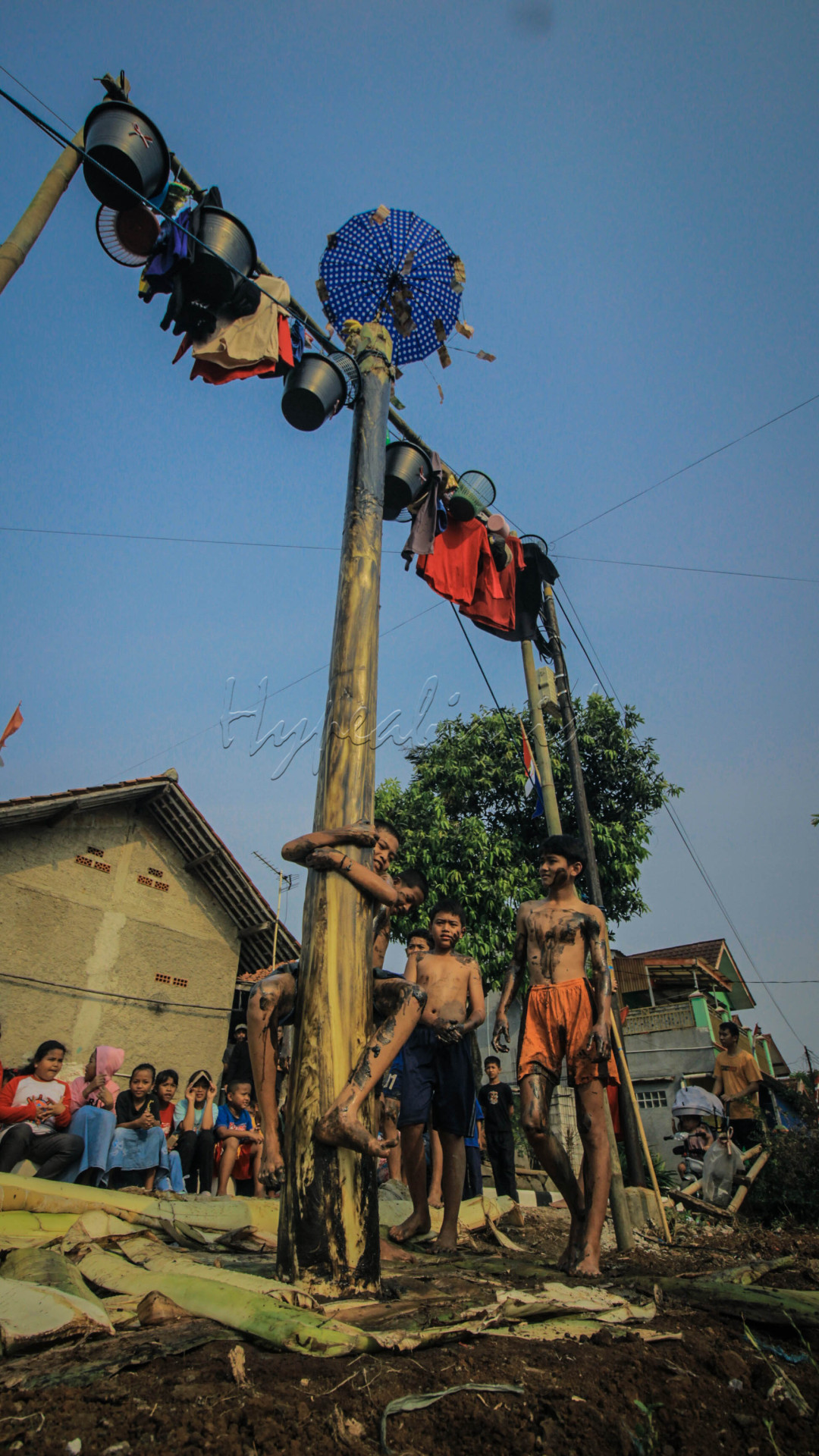 Panjat Pinang merupakan salah satu lomba dalam memeriahkan HUT RI ke78 yang memiliki filosofi tentang gotong royong dan kerja keras dalam meraih kesuksesan.<br />
&nbsp;
