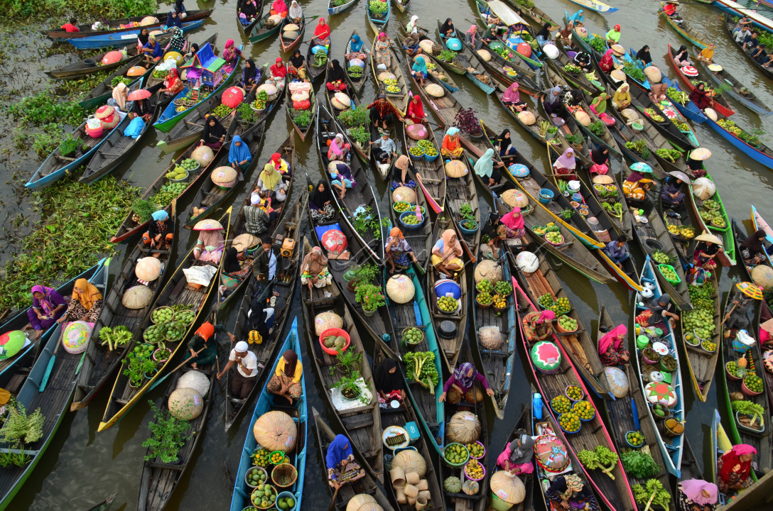 Pesona pasar apung dipinggiran sungai