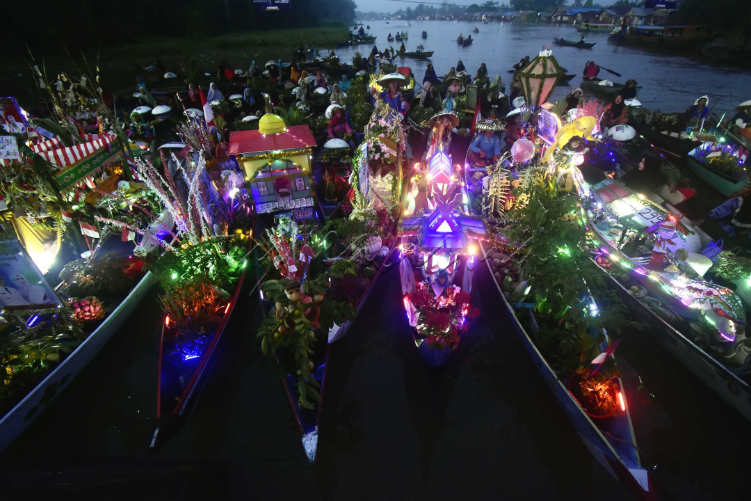Pasar apung dimalam hari