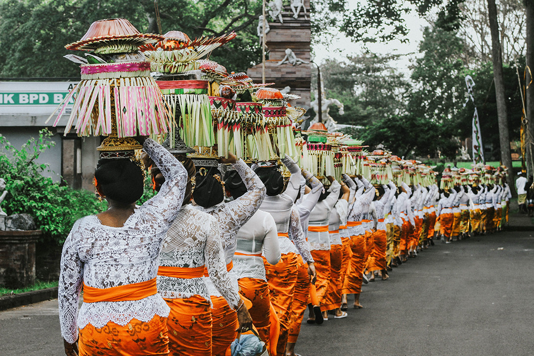 Mepeed adalah salah satu rangkaian dari upacara besar yang di gelat di Pura Kahyangan,&nbsp;Biasanya diikuti oleh para perempuan dengan mengusung Gebogan ataupun hanya berjalan beriringan dengan menggunakan busana adat Bali.