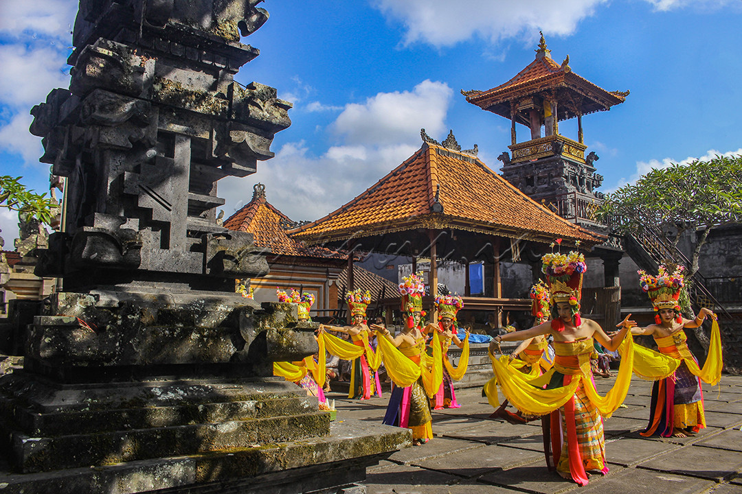Tari Rejang adalah tarian tradisional masyrakat Bali dalam&nbsp;menyambut kedatangan serta menghibur para dewa yang datang dari Khayangan dan turun ke Bumi. Tarian rejang ini secara khusus ditampilkan pada waktu berlangsungnya suatu upacara adat atau keagamaan masyarakat Hindu di Bali.<br />
<br />
Dan ini salah satu juga tari rejang yang berada di Desa Bebandem di bagian banjar tengah Bebandem daerah Kabupaten Karangasem, Bali pada saat tampil di hari raya kuningan maupun sampai hari manis kuningan. Jadi hampir setiap desa mengadakan tari rejang namun dari gambar 1 ini, momen rejang ini diambil pada saat setelah hari raya kuningan 2 setelah lewat dari hari raya kuningan tersebut.