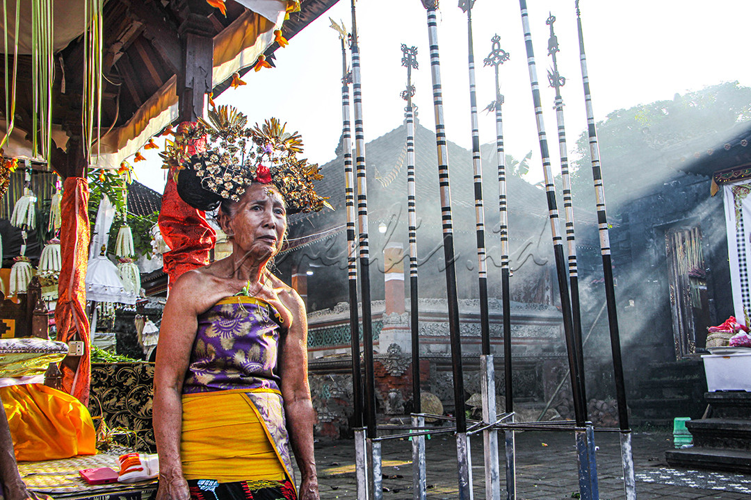 Dalam momen ini merupakan seorang wanita tua yang dirupakan seorang penari rejang paling tertua yang ada di Desa Adat Asak, uniknya rejang ini diadakan hanya di Desa Adat Asak yang tepat di daerah kabupaten Karangasem, Bali sehingga banyak para fotografer yang mengincar momen unik penari rejang tertua ini tersebut dalam keadaan sehat dan bugar penari rejang lengsir tersebut.<br />
<br />
Namun tradisi ini diadakan hanyan pada saat piodalan saja di Desa Adat Asak itu sehingga ini cukup sulit mendapatkan informasi untuk mendapatkan tradisi rejang lengsir ini tersebut, namun tradisi ini juga dibarengin para gadis rejang yang ada di Desa Asak juga di tempat itu langsung sehingga acara itu berbarengan oleh para wanita muda maupun wanita tua yang sebagai penari rejang itu juga sendiri.
