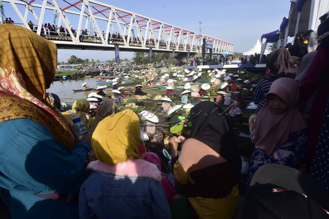 Meliat keindahan pasar apung